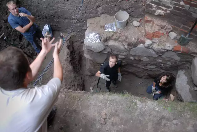 Podczas kilku sezonów badań archeolodzy założyli wokół kościoła ponad 20 wykopów.