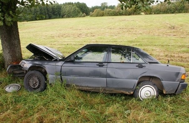 Mercedes uderzył w drzewo. Kobieta nie żyje [FOTO]