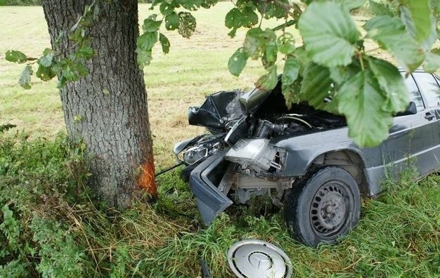 Mercedes uderzył w drzewo. Kobieta nie żyje [FOTO]