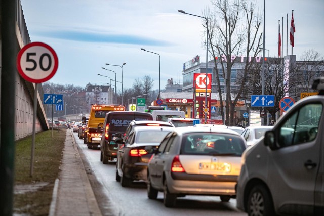 Zakochany w wolności krakowianin przekonuje, że własne auto daje mu swobodę. Ale z drugiej strony zastanawia się: jakaż to swoboda w korku? Bo widzi, że zbyt wiele aut osobowych w gęsto zabudowanych miastach powoduje tłok i wzrost zanieczyszczeń.