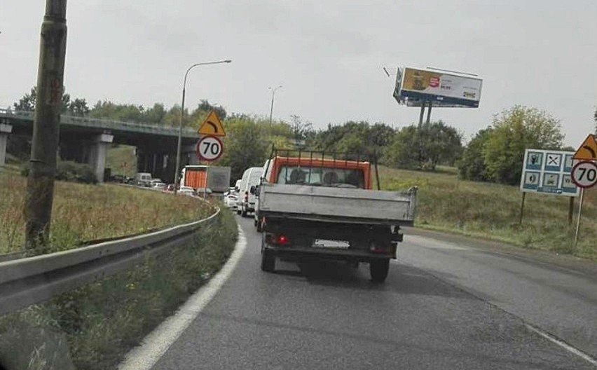 Gdzie jest niebezpiecznie przy mokrej jezdni? Przyjrzyj się...