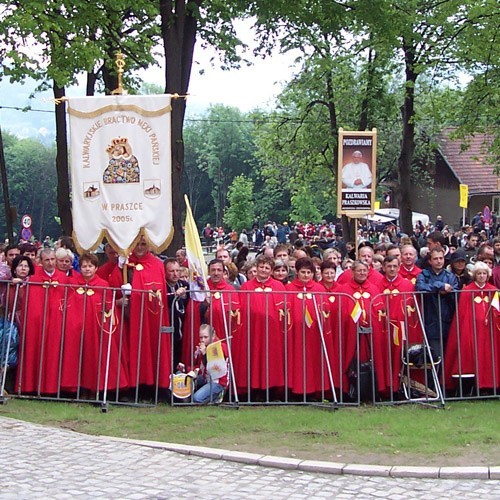 Członkowie Bractwa Męki Pańskiej z Praszki wyróżniali się wśród pielgrzymów czerwonymi płaszczami.