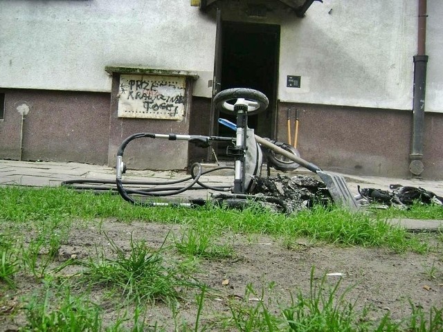 Jeden ze spalonych wózków.