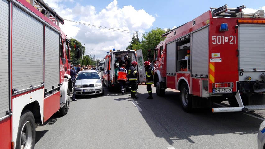 Kosmolów. Zderzyły się trzy auta. Dwie osoby trafiły do szpitala