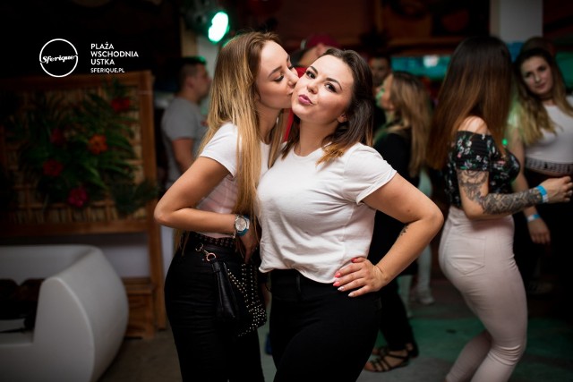 Zapraszamy do obejrzenia fotorelacji z piątkowej imprezy w Sferique Beach Bar. Zagrali Dj WU& DJ MUSH. Więcej informacji o klubie Sferique Beach Bar Ustka znajdziesz na Facebooku: Sferique Beach Bar Ustka oraz na stronie internetowej www.sferique.pl