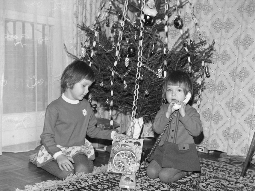 Dzieci Zofii Zielińskiej podczas świąt Bożego Narodzenia. Od...
