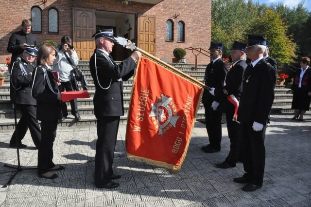 Wiceprezes zarządu wojewódzkiego OSP Ireneusz Żak odznaczył jednostkę z Nieświnia złotym medalem "Za zasługi dla pożarnictwa"