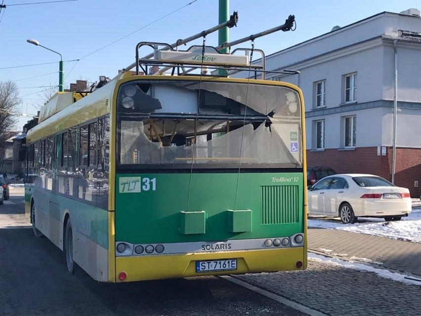 Ostrzelany trolejbus linii B w Tychach