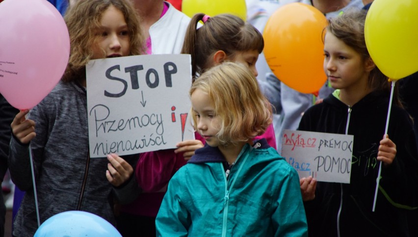 "Stop przemocy i nienawiści". Ponad 150 osób uczestniczyło w akcji społecznej w Sławnie [ZDJĘCIA]