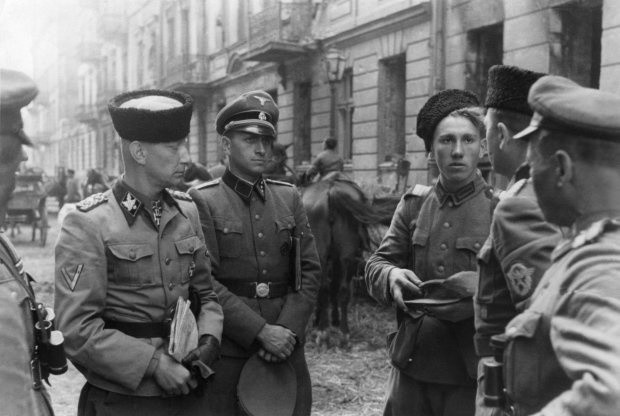 SS-Gruppenführer Heinz Reinefarth w czapce "kubance" oraz żołnierze 3 Pułku Kozaków płk. Jakuba Bondarenki - okolice ul. Wolskiej w Warszawie