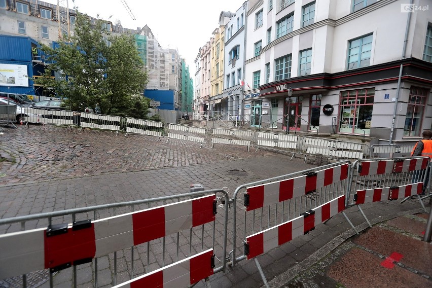 Szczecin. Rozkopali i zablokowali Podzamcze. Restauratorzy rozgoryczeni. Zobacz wideo i zdjęcia