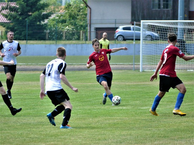 Piłkarze Gwardii Koszalin (czerwone koszulki) rozegrali podczas minionego weekendu dwa mecze sparingowe.
