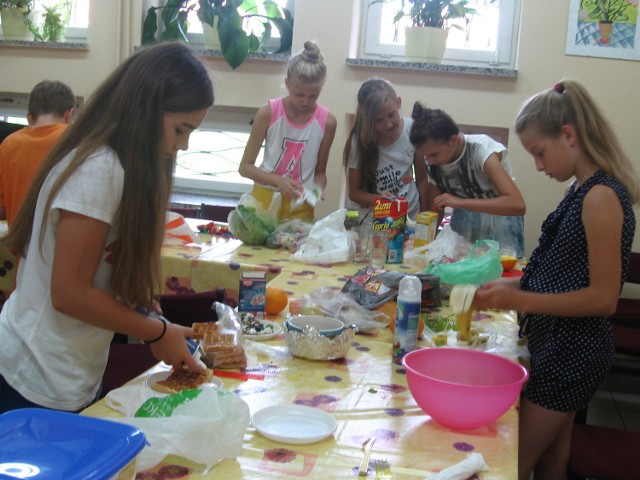 Przygotowywanie potraw i deserów sprawiło dzieciom wiele radości.