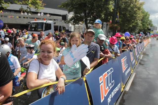Tłumy na starcie Kinder+Sport Mini Tour de Pologne. Swoim dzieciom kibicowali rodzice, krewni i młodsze rodzeństwo
