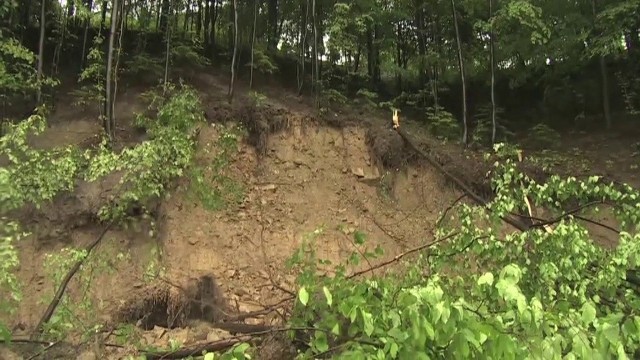 Osuwisko tuż obok domu. Mieszkańcy obawiają się najgorszego (WIDEO, ZDJĘCIA)Osuwisko tuż obok domu. Mieszkańcy obawiają się najgorszego (WIDEO, ZDJĘCIA)