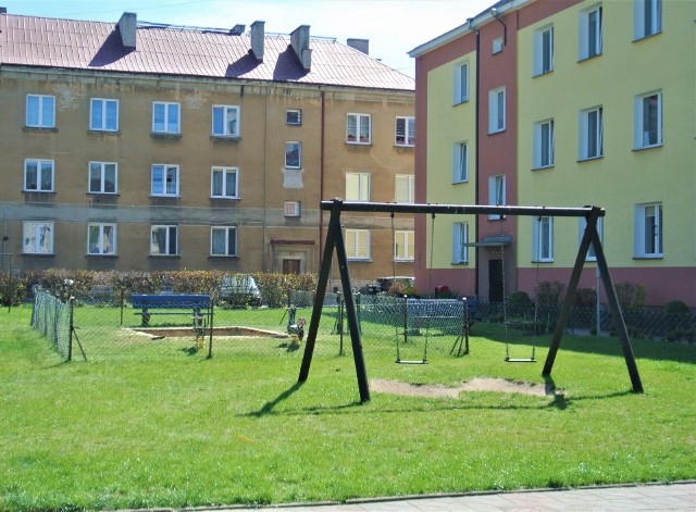 Place zabaw na osiedlach przy ul. Armii Krajowej i 1 Maja są już dość zużyte