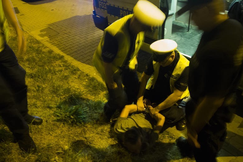 Pijany mężczyzna najpierw groził policjantom, później kopał...