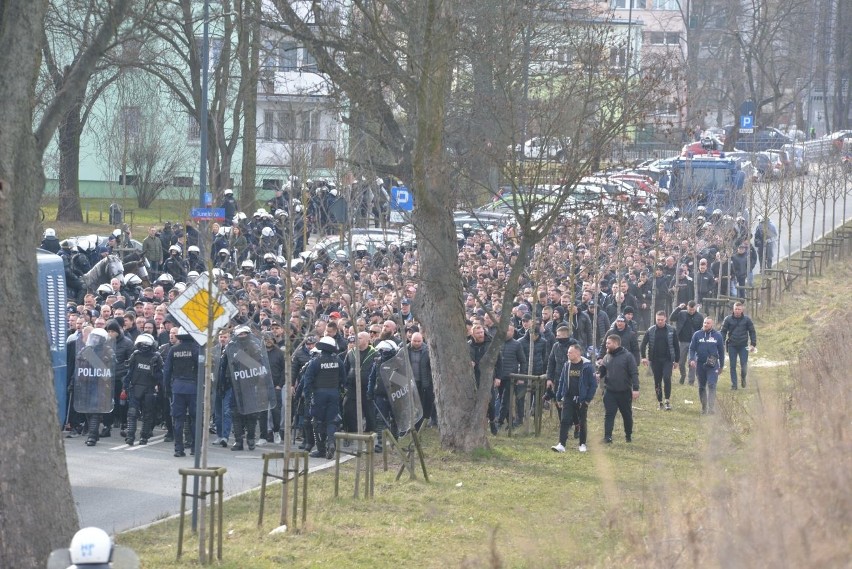 Kibice Lecha przyjechali do Łodzi pociągiem. Pod eskortą...