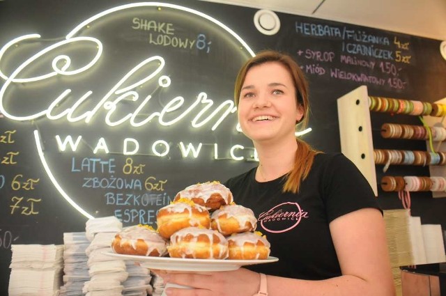 Cukiernia Wadowice, ul. Studencka 1 oraz KordylewskiegoJak co roku w tłusty czwartek Cukiernia Wadowice zmienia się w manufakturę wyrabiającą pączki, powstające na bazie naturalnych składników. Formowane ręcznie z nadzieniem z domowej konfitury owocowej lub różanej. Na górze lukier, cukier puder lub naturalna czekolada przywołują niezapomniany smak z dzieciństwa.Firma działa  od 1999 roku i najbardziej znana jest z Wadowickich Kremówek Papieskich, które niezmiennie przyciągają  do kawiarni smakoszy z całej Polski. Ręcznie robione ciasta,ciastka, torty, desery oraz lody i sorbety powstają w oparciu o własne autorskie, tradycyjne receptury i sprawdzone technologie. Pracownicy firmy stale poszukują nowych rozwiązań, uczą się i poszerzają  asortyment tak aby zaoferować klientowi nowe oraz ciekawe kompozycje smakowe. Najważniejsze będą jednak pączki z marmoladą, różą oraz bitą śmietaną i kremem. Pączki i słodkości można nabywać w trzech punktach: przy ul. Studenckiej 1, Grodzkiej 28 i przy ul. Kordylewskiego. Oprócz różnych ciast (samych serników w ofercie jest  6 rodzajów), lodów i deserów można tu także zamówić torty okolicznościowe, również fototort z własnym zdjęciem. O wszystkich nowościach inwormacje dostępne sąna stronie: www.cukierniawadowice.pl