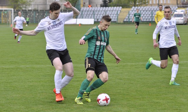 Konrad Korczyński (z piłką) rozwiązał swój kontrakt ze Stalą Stalowa Wola. Teraz ten zawodnik będzie szukał nowego klubu.