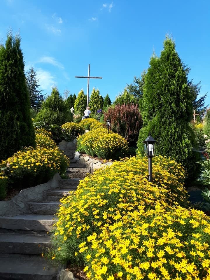 Ogród przy kościele w Tenczynie