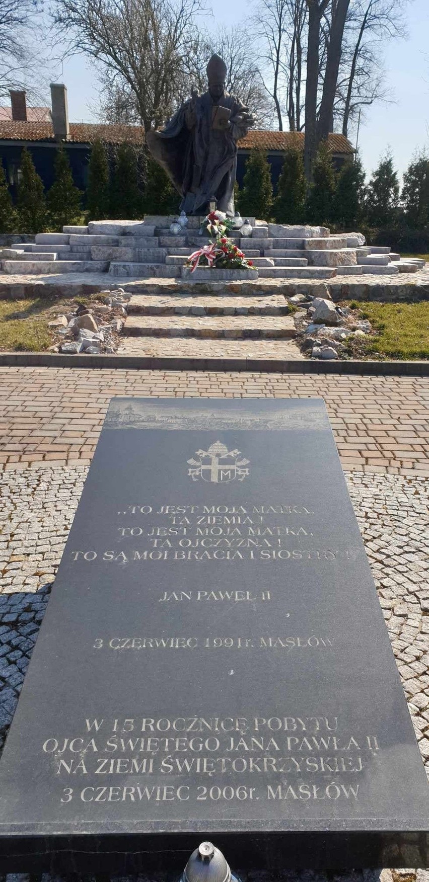 Kwiaty i znicze na pustym placu św. Jana Pawła w Masłowie w 15. rocznicę śmierci [ZDJĘCIA]