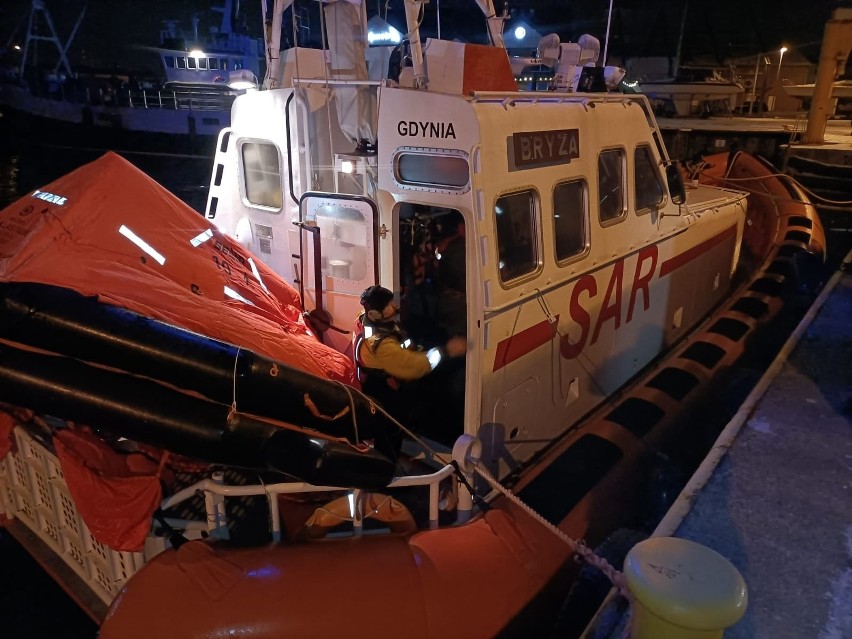 Na Bałtyku zatonął kuter. Udana akcja ratownicza Marynarki Wojennej i ratowników
