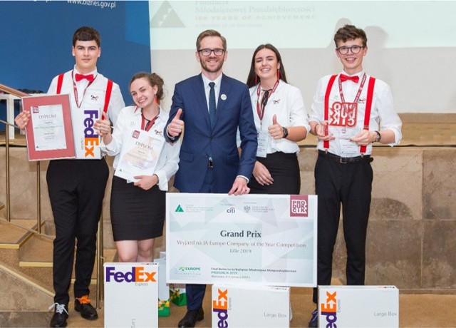 FedEx Express po raz kolejny wsparł Fundację Młodzieżowej Przedsiębiorczości podczas tegorocznego konkursu Najlepsze Młodzieżowe Miniprzedsiębiorstwo PRODUKCIK. Nagrodę dostała firma Take&Tie, utworzona przez 13 uczniów z I LO w Zielonej Górze