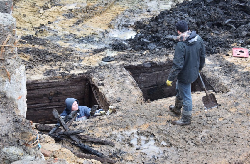 Archeolodzy z Muzeum Podkarpackiego natrafili na studnie z początków istnienia Krosna. Odkryli w nich dziesiątki przedmiotów [ZDJĘCIA] 