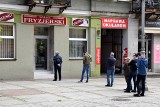 Duże kolejki przed salonami fryzjerskimi w Kielcach. Klienci czekali już od rana