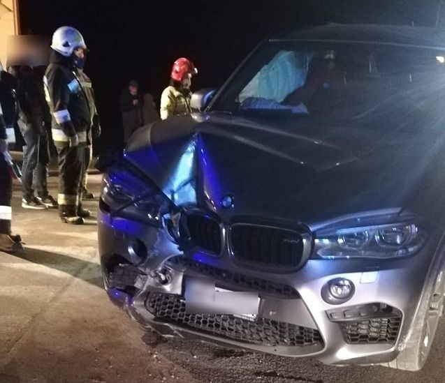 Kierujący BMW X5 uderzył w wiadukt pod torami kolejowymi i w znak drogowy.