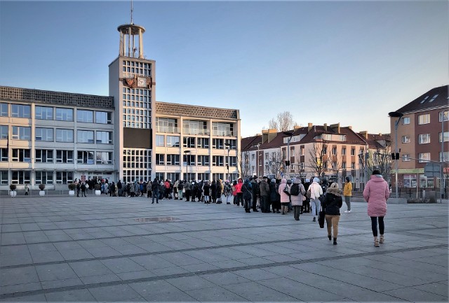 Długie kolejki osób po numer PESEL przed koszalińskim ratuszem