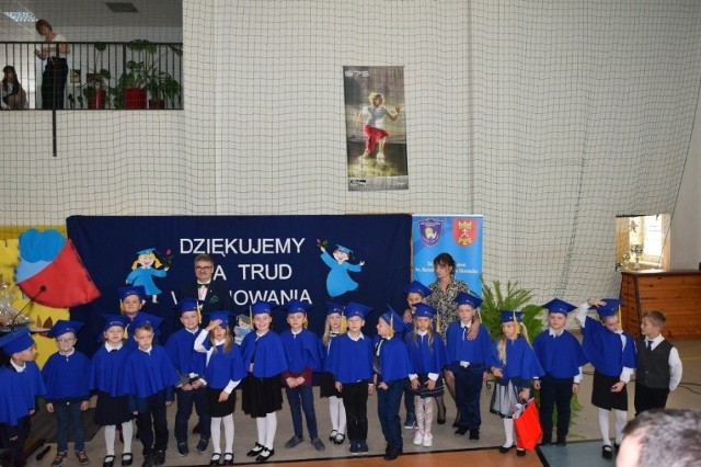 Ślubowanie uczniów klasy pierwszej w szkole podstawowej w Osieku.