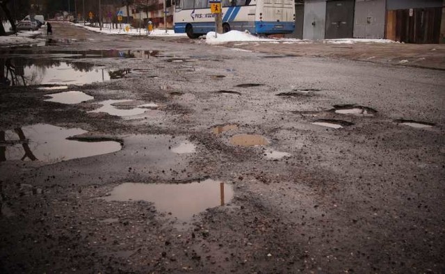 Ulica Armii Ludowej jest obecnie w złym stanie. Na jezdni jest pełno dziur.