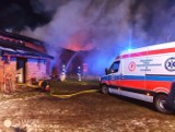 Ogromny pożar w Żelisławiu koło Czaplinka. Dwie rodziny straciły dach nad głową, ruszyła akcja pomocy [ZDJĘCIA]