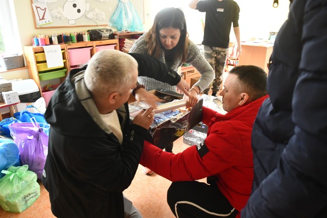 Tak wyglądało pakowanie darów dla uchodźców z Ukrainy w przedszkolu „Mali Europejczycy” w Kostrzynie nad Odrą.