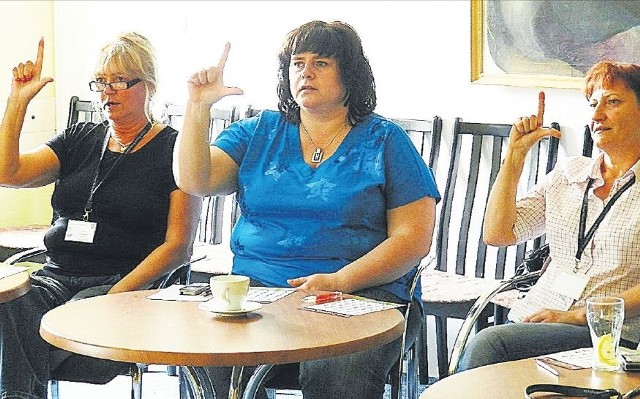Urzędnicy z gmin w Świnoujściu, Wolinie, Dziwnowie i Międzyzdrojach w zeszłym roku rozpoczęli naukę komunikowania w języku migowym. Na zdjęciu migają literę "L&#8221;.