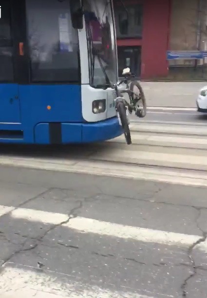 Wściekły rowerzysta zaatakował tramwaj [WIDEO]