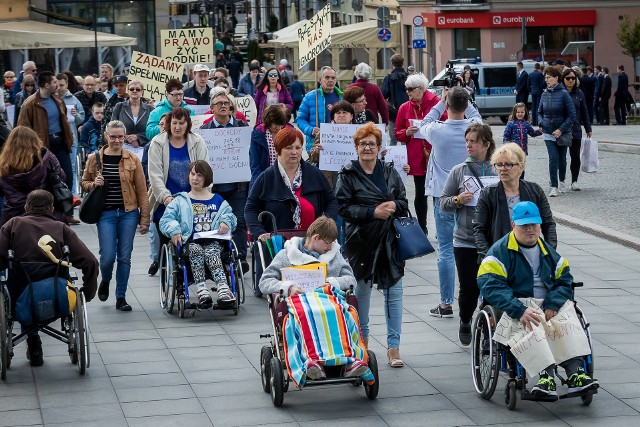 Na dodatkowe wsparcie 500 plus (do 500 zł) mogą liczyć osoby niepełnosprawne, całkowicie niezdolne do pracy i samodzielnej egzystencji. Wysokość pomocy zależeć będzie od dochodów. (zdjęcie ilustracyjne)