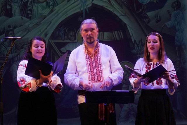 Trio Slavic Voices tworzą Michał Hajduczenia (bas), Magdalena Cysewska (sopran) i Olena Gaidychuk (sopran).