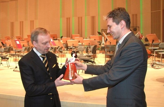 Marszałek województwa Adam Jarubas wręczył ministrowi kultury Bogdanowi Zdrojewskiemu figurkę Baba Jaga z Fabryki Porcelany AS z Ćmielowa