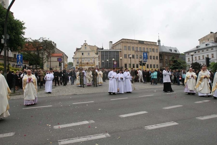 Tłumy wiernych na procesji Bożego Ciała, która przeszła ulicami Bielska-Białej [ZDJĘCIA]
