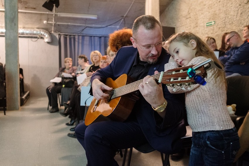 Tarnów. Zaśpiewali w rocznicę wprowadzenia stanu wojennego [ZDJĘCIA]