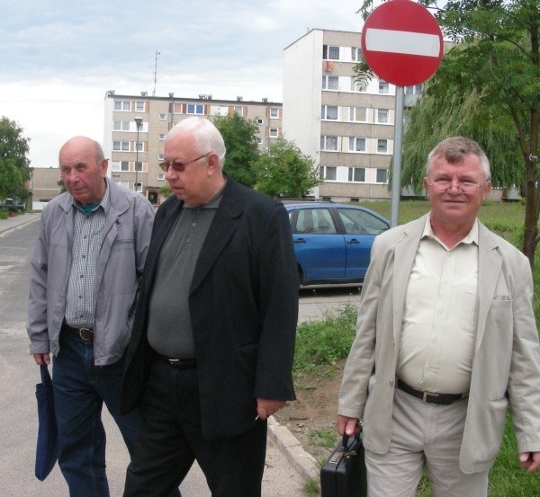 Od lewej: Józef Boski, Franciszek Sokołowski i Jan Salamon, czyli społeczny komitet obrony godności i podmiotowości członków prudnickiej Spółdzielni Mieszkaniowej. Uważają, że spółdzielnia ich wyzyskuje.