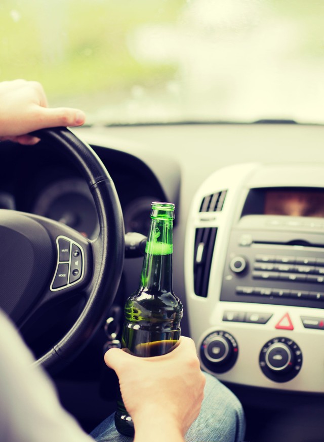 Jeżdżących po alkoholu nie odstraszają wysokie kary finansowe: minimum 5 lub 10 tys. zł.