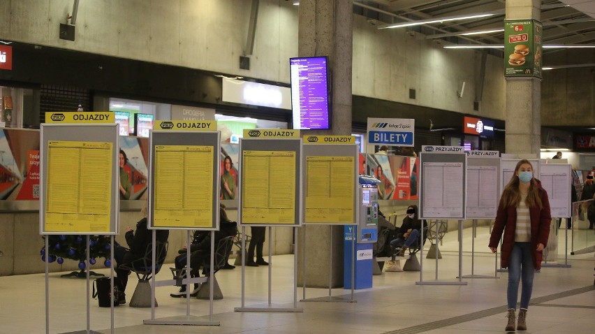 Katowice. Brak maseczek w pociągach i na dworcach...