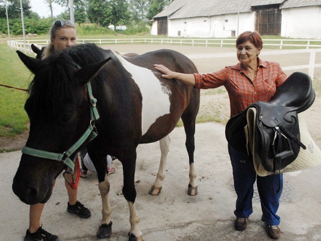 Danuta Kotaś opiekuje się końmi. Kiedyś panicznie bała się tych zwierząt, a dziś nie wyobraża sobie bez nich życia. Miejsce pracy jest dla niej prawdziwym skrawkiem nieba.