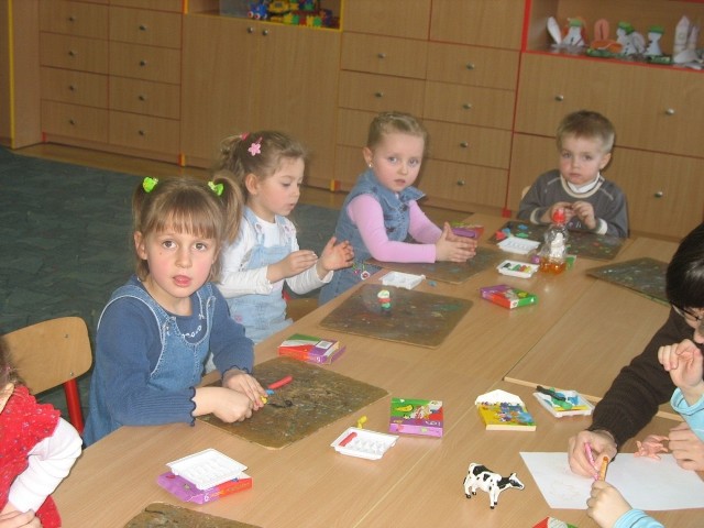 Maluchy z gminy Stromiec malują i bawią się plasteliną.