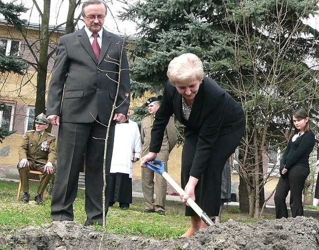 Dąb Pamięci zasadziła Barbara Głombińska, dyrektor szkoły w Skotnikach.