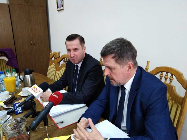 Kamil Suchański, przewodniczący Rady Miaata i zastępca, Jarosław Karyś poinformowali  o sprawach, które będą dyskutowanie na sesji Rady Miasta, 10 kwietnia.